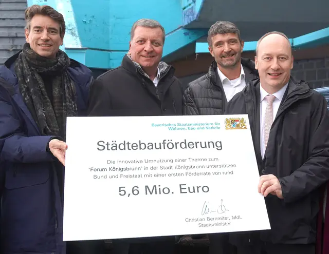 Auf der ehemaligen Thermen-Treppe überreichte Staatsminister Christian Bernreiter bei seinem Besuch in Königsbrunn symbolisch die erste Förderrate für das geplante Forum: V. l. Thomas Steimle vom Architekturbüro Steimle, Staatsminister Christian Bernreiter, Ministerialrat Joachim Gerth und 1.  Bürgermeister Franz Feigl. | Foto: Anke Maresch