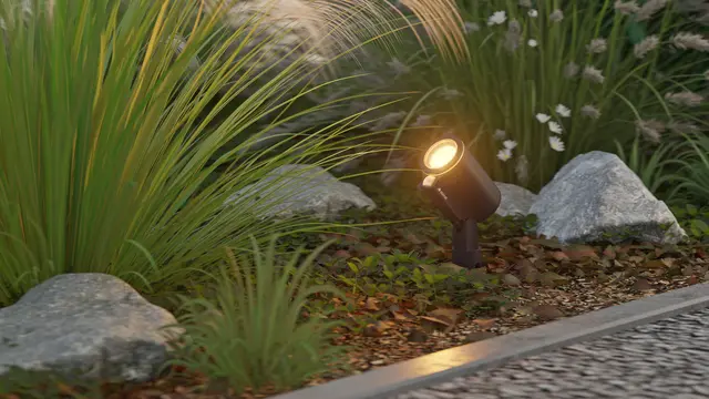 Kleine Spots sind ideal, um Bäume, Büsche und Beete anzustrahlen. | Foto: djd-k/Steinel