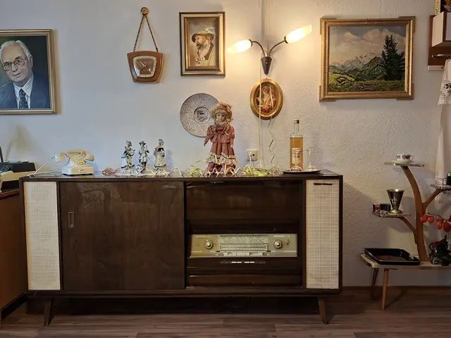 Das war einmal ein Luxus-Musikmöbelstück, die SABA Sonora. So stand dieser teure Musikschrank mit dem Radio Freiburg Vollautomatic 125 Stereo, dem Fernseher, Tonband und Plattenspieler in den besseren Wohnzimmern der 60er Jahre. Heute steht diese funktionstüchtig im Radio- und Telefonmuseum in Wertingen im 60er Jahre Zimmer. | Foto: Otto Killensberger