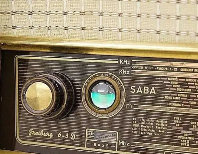 Glanzpunkt der damaligen Radiotechnik und heute noch bei Sammlern wegen des guten Klangs begehrt, der SABA Freiburg, den es ja auch mit Fernbedienung gab. | Foto: Otto Killensberger