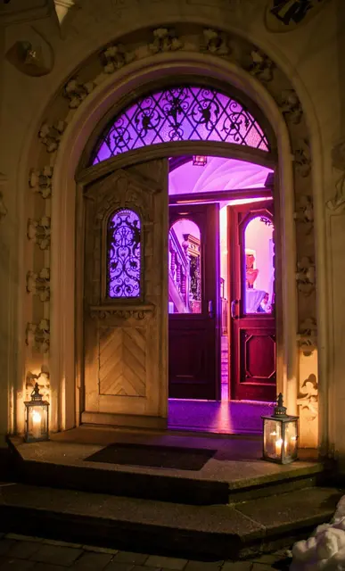 Das Portal des Hurlacher Schlosses bei einem festlichen Anlass: Candle-Light-Dinner im Rahmen der MarriageWeek -  | Foto: Archiv von JMEM Hurlach bzw. Archiv des Landsberger MarriageWeek-Forums