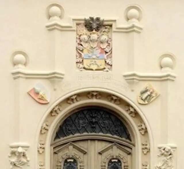 Das Wappen der Familie von Schnurbein über dem Portal des Hurlacher Schlosses | Foto: Archiv von JMEM Hurlach bzw. Archiv des Landsberger MarriageWeek-Forums