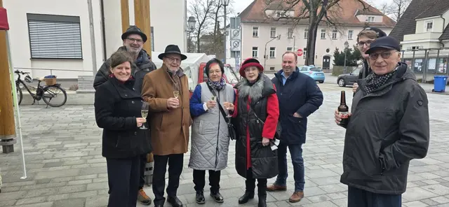 v.l.n.r.: Bürgermeisterkandidatin Nicole Matthes, Ortsvereinsvorsitzender Marco Laves, Erster Bürgermeister und Landratskandidat Klaus Habermann, Dritte Bürgermeisterin Brigitte Neumaier, Heidi Habermann und Stadtrat Mario Pettinger mit zwei der zahlreichen Teilnehmer.  | Foto: Andreas Matthes