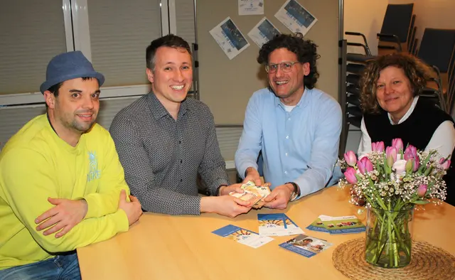 Freudige Gesichter bei der Spendenübergabe der Christbaumaktion an das Familienzentrum „Sternstunden“ Meitingen (von links): Florian Möckl, Philipp Schmid, Hubert Müller und Doris Zahn. | Foto: Peter Heider