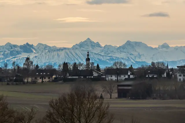 Merching vor den Alpen.