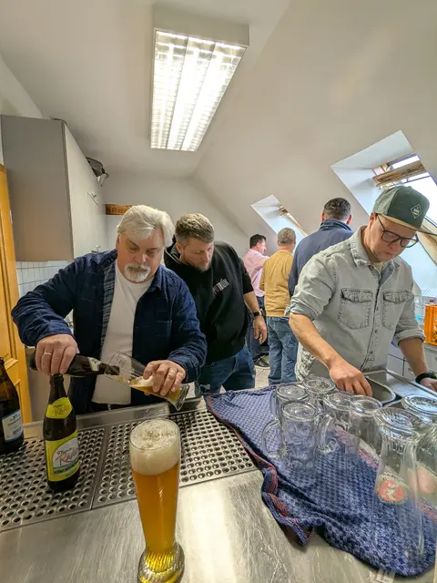 Kandidatinnen und Kandidaten bewirten die Gäste | Foto: UWG Erlingen