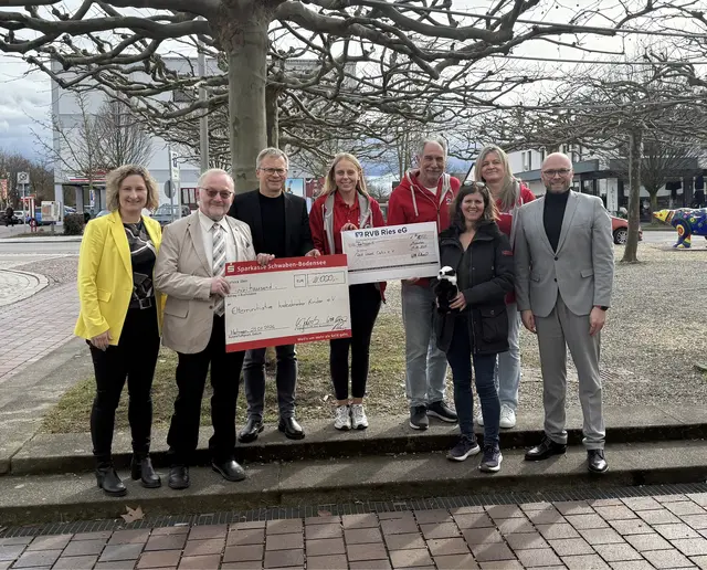v.l.n.r.: Marina Jakob, Vorsitzender Gerd Koller und Geschäftsführer Thomas Kleist (Elterninitiative krebskranker Kinder e. V.), Barbara Peiker und Erhard Witt (FC Bayern Fanclub „RED WOOD CATS“), Angela Jerabeck (Dachskinder e. V.), Renate Schneider (FC Bayern Fanclub „RED WOOD CATS“), Dr. Fabian Mehring | Foto: Katrin Kehrle