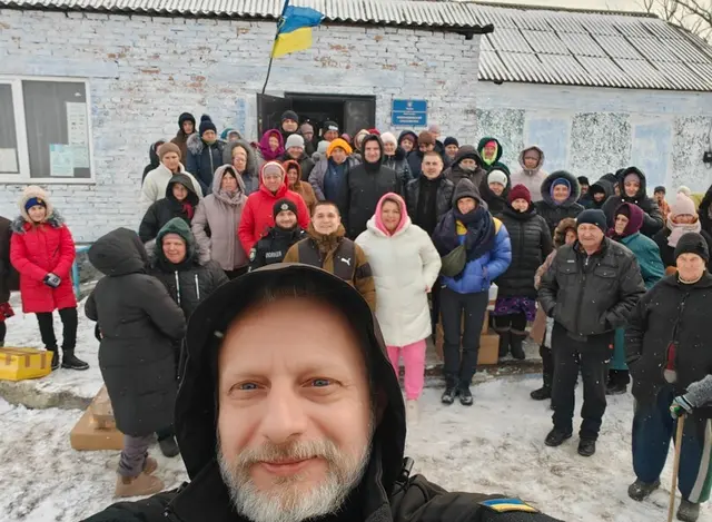 Vier Jahre Krieg in der Ukraine - wie kann es weitergehen? Die  easy newstime Journalistin Franzi Heiler reiste mit Vasyl Savka von Kolping Ukraine und dem Unternehmer Markus Ploppa von der Grenze über Czernowitz nach Mykolajiw - wo der Krieg Alltag ist. 