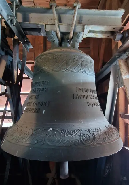 Glocke gegossen von Hofglockengießmeister Schilling zu Apolda
In Thüringen 1878
Inschrift:
IACOB GIEBEL2 KONRAD BATTENFELD
IACOB SELLMANN4 GROHROCK LEHRER
       WELSCH RECHNUNGSFUEHRER
                      CELARIUS DECAN

   ORTSVORSTEHER BERGHOFEN
    BUERGERMEISTER SCHAEFER
        ARNOLD BEIGEORDNETER
IOHANNES STRIEDER PETER IACOBY
  PAUL GIEBEL KONRAD KOERNER.
                              1878.

