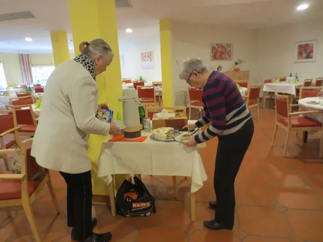 Meike schneidet dem leckeren Kuchen auf. | Foto: Das sind meine Bilder
