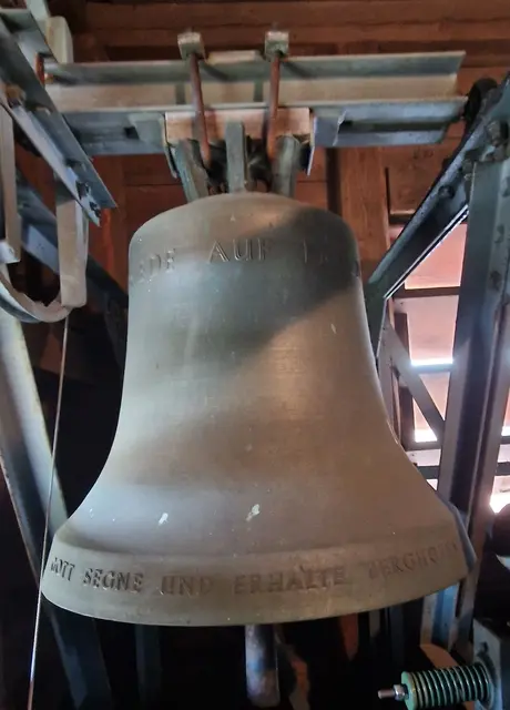 Glocke gegossen von Glockengießer Rincker in Sinn 1982
Inschrift : 
                 FRIEDE AUF ERDEN
GOTT SEGNE UND ERHALTE BERGHOFEN
