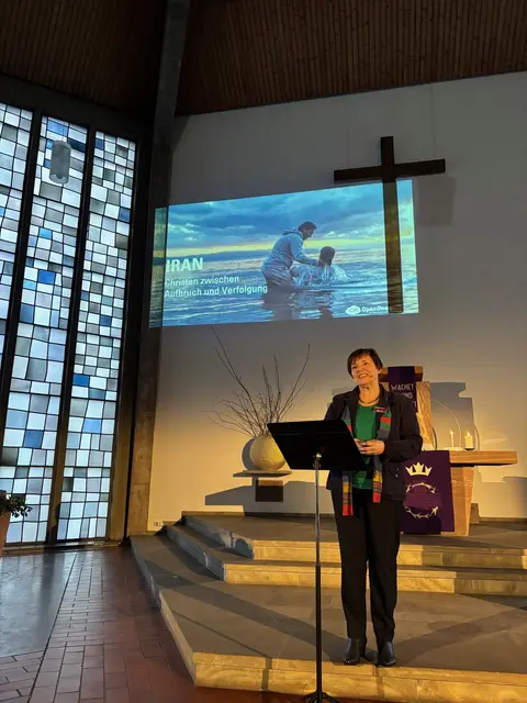 Christine Faber, Referentin von OpenDoors, ruft zum Gebet für den Iran auf | Foto: Thomas Peters