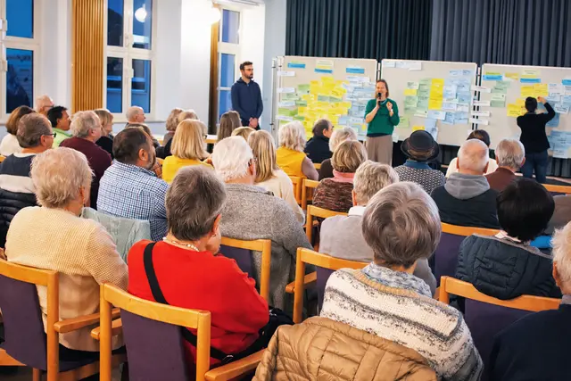 Großes Interesse: Weit über 100 Gäste arbeiteten mit bei der ersten Bürgerwerkstatt Senioren in Lauingen. Die Moderation übernahm die afa, eine Arbeitsgruppe im Auftrag des Freistaates Bayern | Foto: Heike Siebert