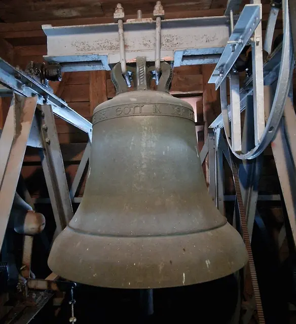 Glocke gegossen von Glockengießer Rincker in Sinn 1952
Inschrift : 
EHRE SEI GOTT IN DER HÖHE
