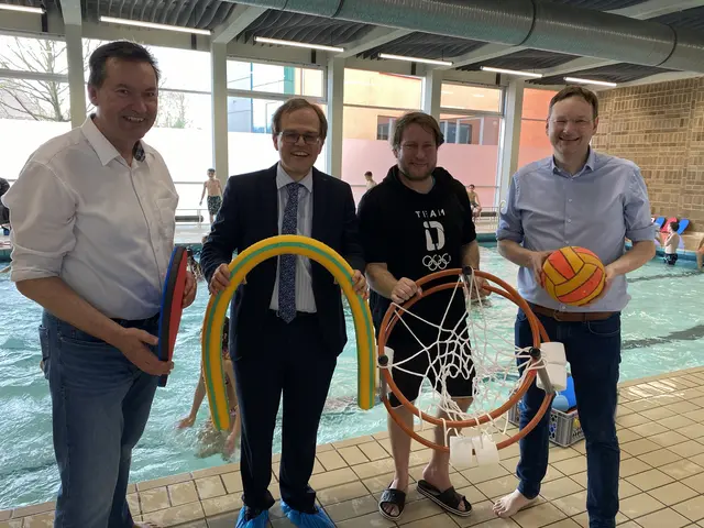 Krumbachs Bürgermeister Hubert Fischer, Schulleiter Jochen Schwarzmann, Florian Lutzenberger (Fachbetreuer Sport) und Landrat Hans Reichhart bei der Wiedereröffnung der Schwimmhalle.  | Foto: Benjamin Sigmund / Landratsamt Günzburg 