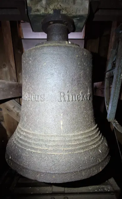 Die Inschrift der oberen Glocke:

A.D. 1920
Lucas 18 V.16

Buderus  Rincker