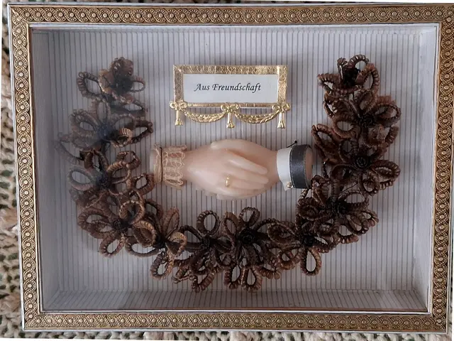 Optisch erinnern viele Haararbeiten an Klosterarbeiten – anstelle von Edelmetallen wird aber menschliches Haar verwendet. | Foto: Rudolf Kombosch