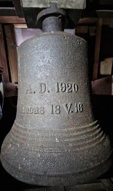 Die Inschrift der oberen Glocke:

A.D. 1920
Lucas 18 V.16

Buderus  Rincker