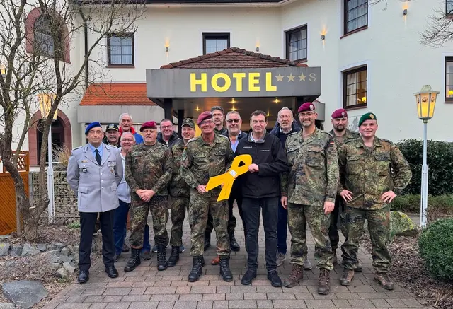 Übergabe der Gelben Schleife an Martin Bechtel im Beisein vieler Gäste.

 | Foto: Hauptmann Martin Würz