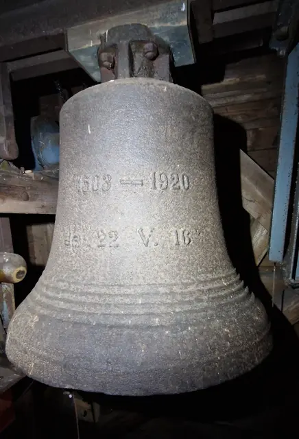 Die Inschrift der untere Glocke:

1503 – 1920
Jes 22 V.16

Buderus Rincker
