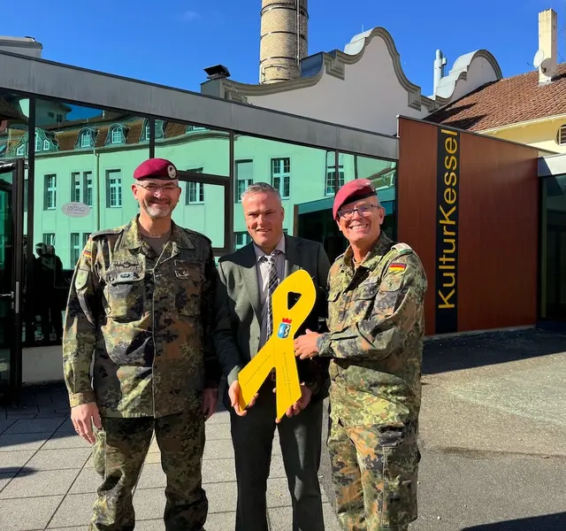 Im Foyer des Kulturkessels in Bad Salzschlirf überreichten Oberst Hindermann und  Hauptmann Würz die Gelbe Schleife als Symbol der Solidarität und Wertschätzung an Bürgermeister Peter Klug. (von links nach rechts Oberst hindermann, Bürgermeister Klug, Hauptmann Würz) | Foto: Hauptmann Martin Würz