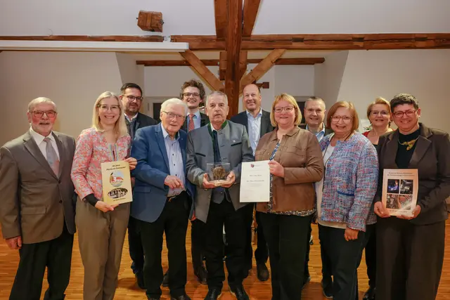 Ein starkes Zeichen für die Heimatgeschichte: Preisträger Alois Heim, Namensgeber Prof. Dr. Walter Pötzl (r.), Kreisheimatpflegerin Dr. Claudia Ried (r.), Landrat Martin Sailer, Impulsgeber Dr. Ludwig Lenzgeiger, Bürgermeister Karl-Heinz Mengele sowie Juroren und Mitglieder des Heimatvereines | Foto: Julia Pietsch