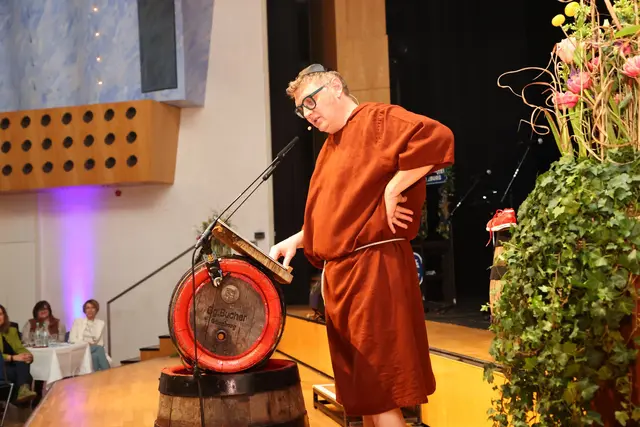 Bruder Baderbas schenkte bei seiner Fastenpredigt den Lokalpolitikern im Günzburger Forum am Hofgarten sauber ein. | Foto: Michael Müller für die Stadt Günzburg