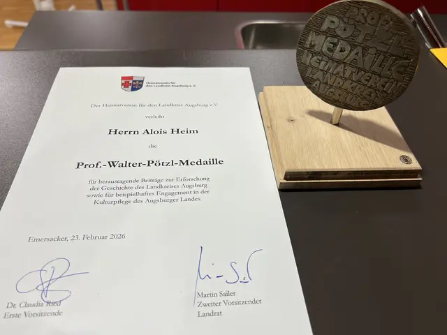 Der Künstler Norbert Kiening gestaltete die Medaille und der Heimatverein ergänzte die Ehrung um eine Urkunde. | Foto: Siegfried Karner
