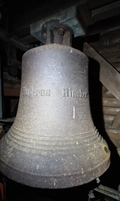 Die Inschrift der untere Glocke:

1503 – 1920
Jes 22 V.16

Buderus Rincker
