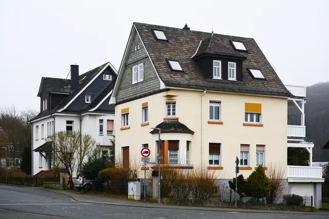 Blick in die Adolf-Theiß-Straße mit Pfarrhaus (links)