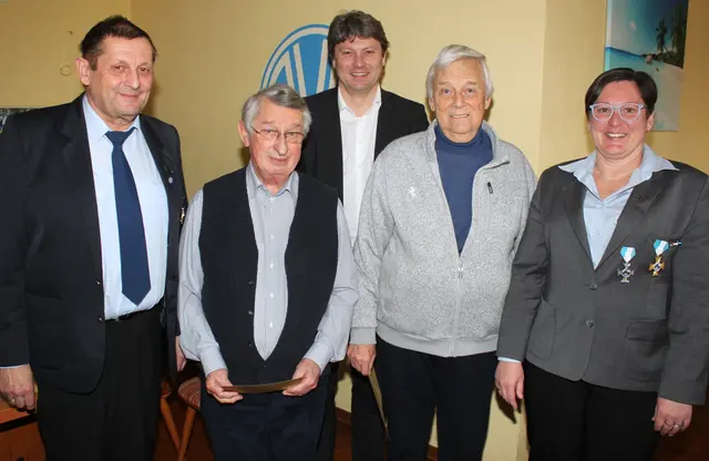 Ernennung zu Ehrenmitgliedern (von links): Anton Kraus, Wolfgang Schwarz, Bürger-meister Michael Higl, Altbürgermeister Alfred Sartor und Silvia Müller | Foto: Peter Heider