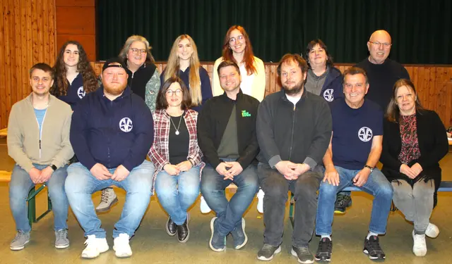 Die Theatergruppe des SV Erlingen sorgt an fünf Spielabenden in der Erlinger Sporthalle für gute Unterhaltung (hintere Reihe von links): Annika Rasch, Gudrun Kopp, Katja Rasch, Jana Graser, Heidi Rasch, Reinhard Reiling; (vordere Reihe von links) Florian Winter, Florian Kreisel, Edith Reiter, Norbert Kahl, Alexander Wendland, Günther Burgemeister und Beate Erhardt. | Foto: Peter Heider