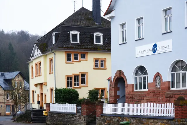 Bahnhofstraße mit ehemaligem Pfarr- und Gemeindehaus der ev. Kirche (vormals Sparkasse), jetzt Wohnhaus.