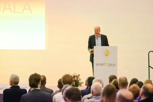 Landrat Martin Sailer zeichnete bei der diesjährigen Sportgala des Landkreises Augsburg rund 120 Athletinnen und Athleten aus der Region für ihre herausragenden sportlichen Leistungen aus. | Foto: Lina Prinzensing