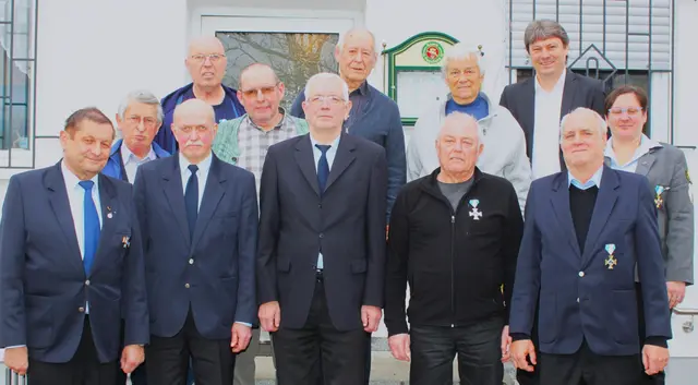 Ehrende und Geehrte bei der Soldatenkameradschaft Herbertshofen-Erlingen (von links): Anton Kraus, Wolfgang Schwarz, Johann Hietmann, Reinhard Reiling, Hermann Schilling, Lothar Mayr, Helmut Wagner, Walter Wieser, Alfred Sartor, Bürger-meister Michael Higl, Wolfgang Mayr, Kreisvorsitzende Silvia Müller. | Foto: Peter Heider