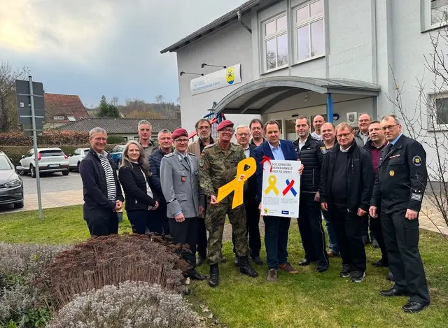Zeichen der Solidarität: Schutz- und Gelbe Schleifen in Edertal | Foto: Hauptmann Martin Würz