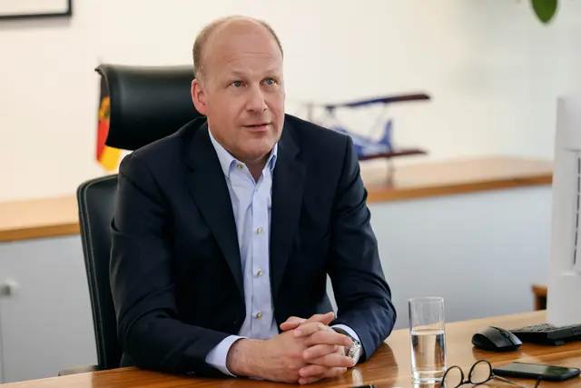 Landrat Martin Sailer erklärt, dass der Wirtschaftsraum Augsburger Land trotz anspruchsvoller konjunktureller Lage ein dynamischer, wachsender Standort mit einer positiven Beschäftigungsentwicklung ist. | Foto: Julia Pietsch