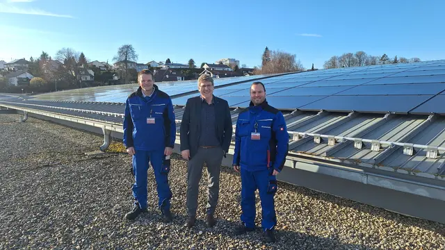 
Das Foto zeigt: (von links) stellv. Leiter des Eisstadions Sebastian Wagner, Erster Bürgermeister Martin Brenner, Leiter des Eisstadions Holger Rieß. 
