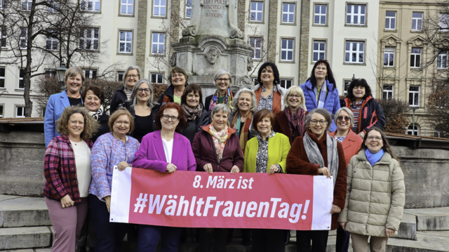 Kreisrätinnen unterschiedlicher Parteien stehen sprichwörtlich zusammen, um für mehr Frauen in den Kommunalparlamenten zu werben. | Foto: Mathias Endres
