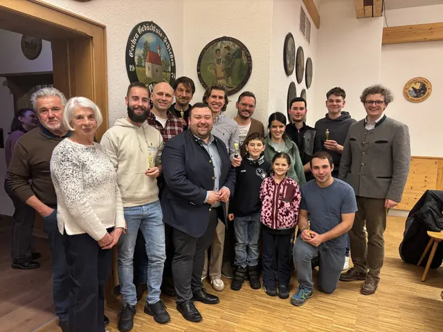 Noch nicht für die Oscars nominiert, aber trotzdem mit Begeisterung dabei:
v.l. Helmut und Irmtraud Lenzgeiger, Julian Czernoch, Heiko Mohr, Alexander Heimburger, Sebastian Bernhard, Leon Mannhardt, Günther und Kathi Furnier, die beiden Kinder Luitpold und Anneliese, Alessio Paschke, Simon Furnier, Valentin Zirch, Ludwig Lenzgeiger