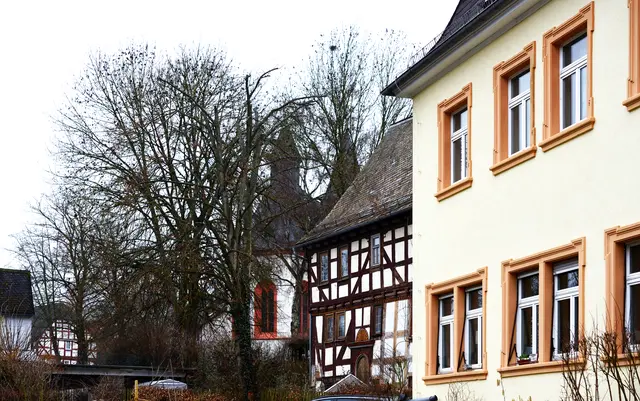 Blick auf die Martinskirche und das alte Pfarrhaus.