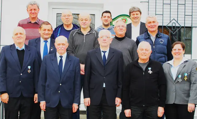 Die neu gewählte Vorstandschaft mit Gästen (von links): Wolfgang Mayr, Erich Schmid, Anton Kraus, Johann Hietmann, Reinhard Reiling, Arnold Wagner, Lothar Mayr, Bernhard Kraus, Ernst Dittrich, Bürgermeister Michael Higl, Walter Wieser, Alois Haider und Kreisvorsitzende Silvia Müller | Foto: Peter Heider