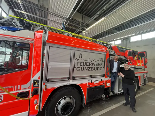 Günzburgs Oberbürgermeister Gerhard Jauernig (links) freut sich mit Stadtbrandinspektor und Feuerwehrkommandant Christoph Stammer über die neue Drehleiter. | Foto: Michael Lindner/ Stadt Günzburg