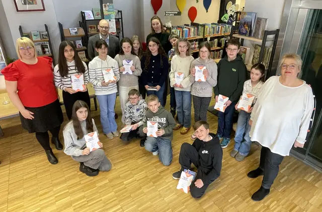 Die jeweiligen Schulsieger beim Regionalentscheid des Vorlesewettbewerbs der 6. Klassen in der Stadtbücherei Günzburg – mit Siegerin Rebecca Hahn (mittlere Reihe, Vierte von links). | Foto: Michael Lindner/ Stadt Günzburg