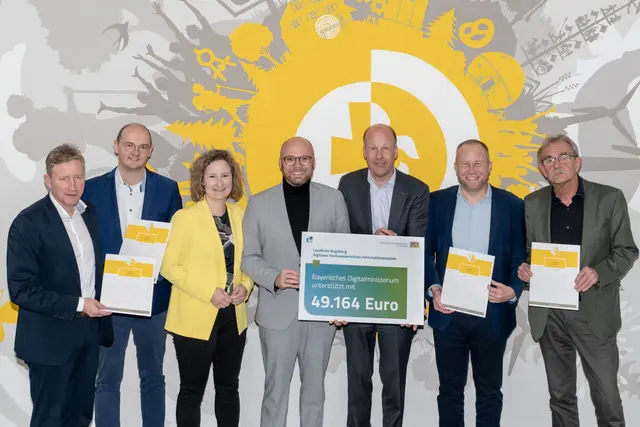 Digitalminister Dr. Fabian Mehring, MdL, überreichte Anfang der Woche an Landrat Martin Sailer und die Bürgermeister der Anliegergemeinden der Flüsse Schmutter und Zusam einen Förderbe-scheid, durch den die Kosten für die Ausweitung des digitalen Hochwasserschutz-Informations-systems im Landkreis Augsburg zu neunzig Prozent übernommen werden.
Im Bild (von links): Richard Greiner (Erster Bürgermeister Stadt Neusäß), Tobias Kunz (Erster Bürgermeister Gemeinde Nordendorf), Marina Jakob (MdL), Staatsminister für Digitales Dr. Fabian Mehring, Landrat Martin Sailer, Florian Mair (Erster Bürgermeister Gemeinde Altenmünster), Peter Ziegel-meier (Erster Bürgermeister Markt Fischach)) | Foto: Kaspar Kozub