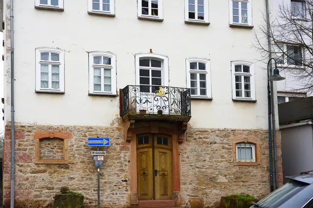 An dem schmiedeeisernen Geländer befinden sich zwei gekrönte "L" - sie stehen für Landgraf Ludwig.