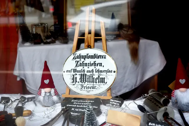 Schaufenster des ehemaligen Frisörladens.