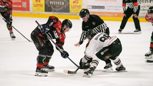 Das erste Halbfinalspiel wurde auf Augenhöhe geführt (im Bild links Johan Lorraine beim Bully mit Joey Oberrauch) | Foto: Florian Klinger