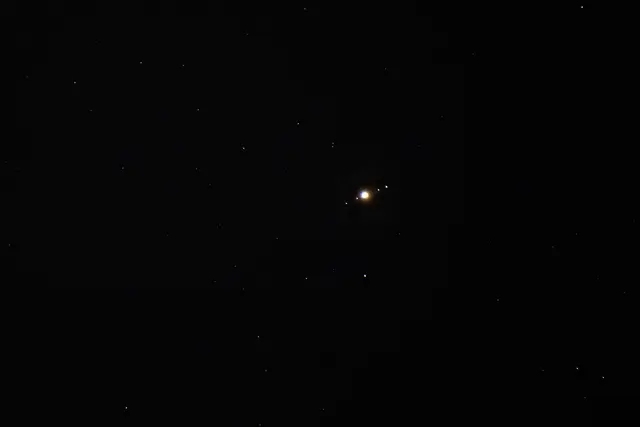 Der Planet Jupiter mit seinen vier Monden.