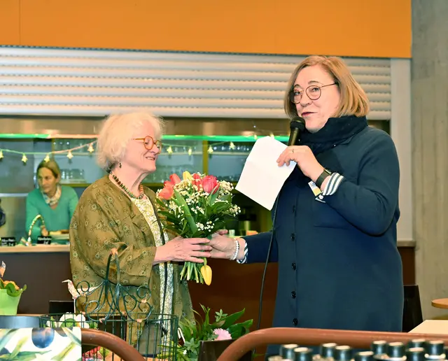 Blumen als Dankeschön an Anne Güler für die Organisation des Marktes